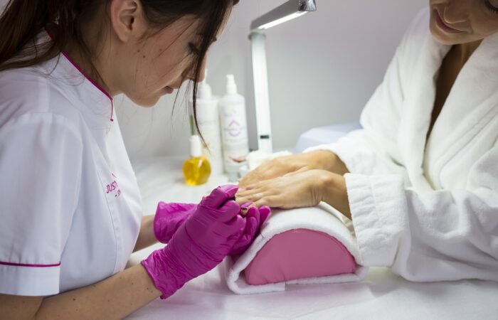 5_astuces_pour_réaliser_des_faux_ongles_sans_colle_et_sans_capsule