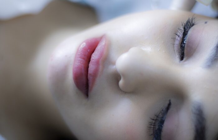 Comment_les_femmes_peuvent_elles_gérer_les_points_noirs_sur_le_visage_?